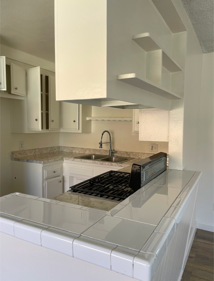 930 Broad Ave #6 - Photo 3 of 9