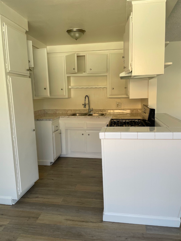 930 Broad Ave #6 - Photo 4 of 9
