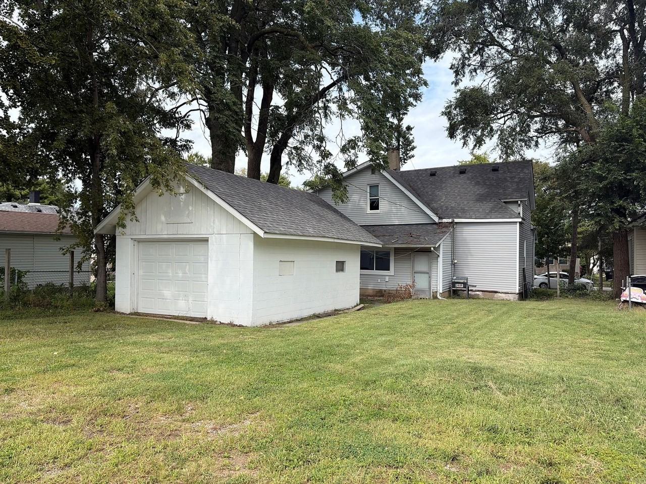 706 W Walnut St - Photo 3 of 25