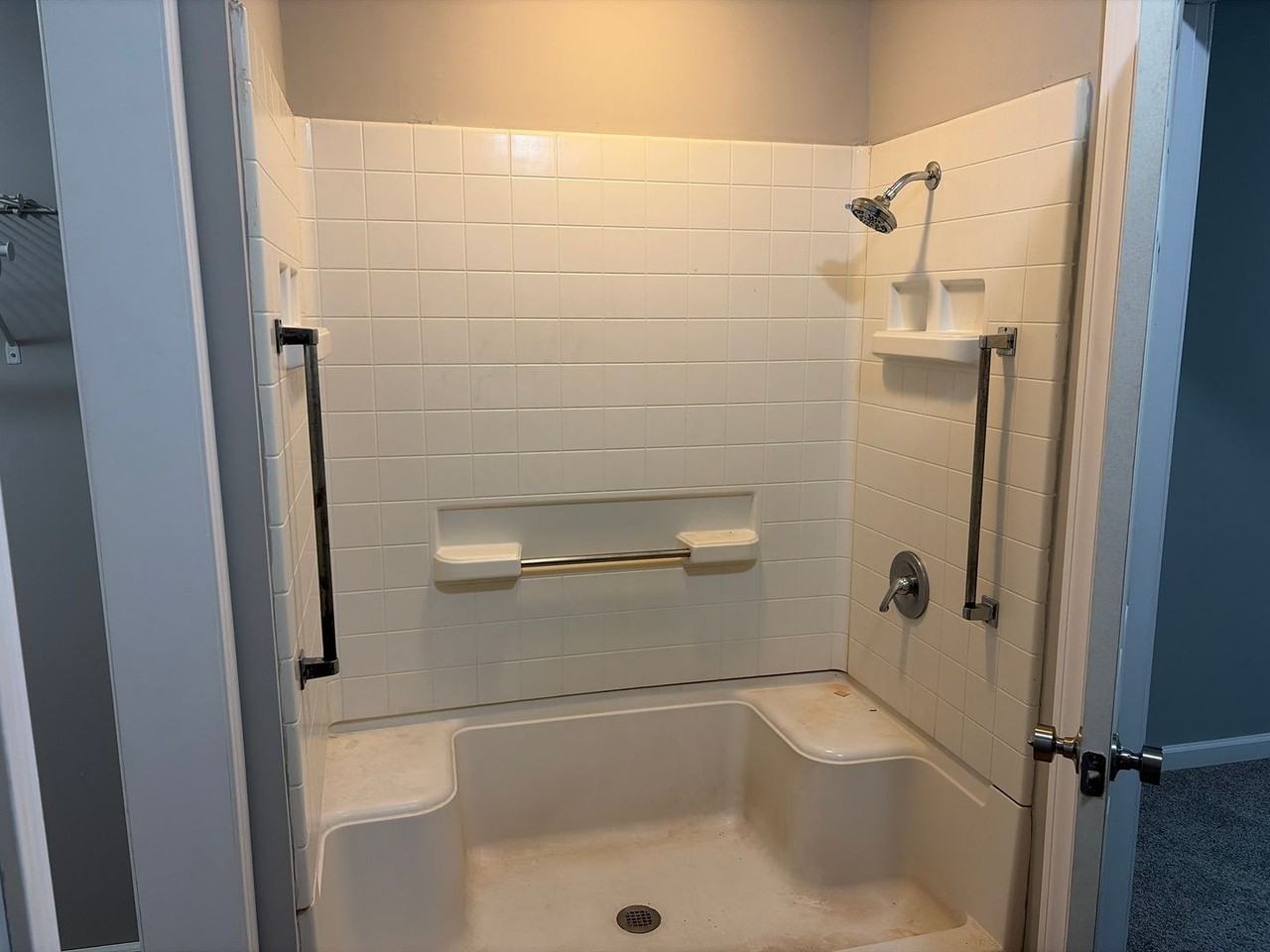 706 W Walnut St - Photo 6 of 25
