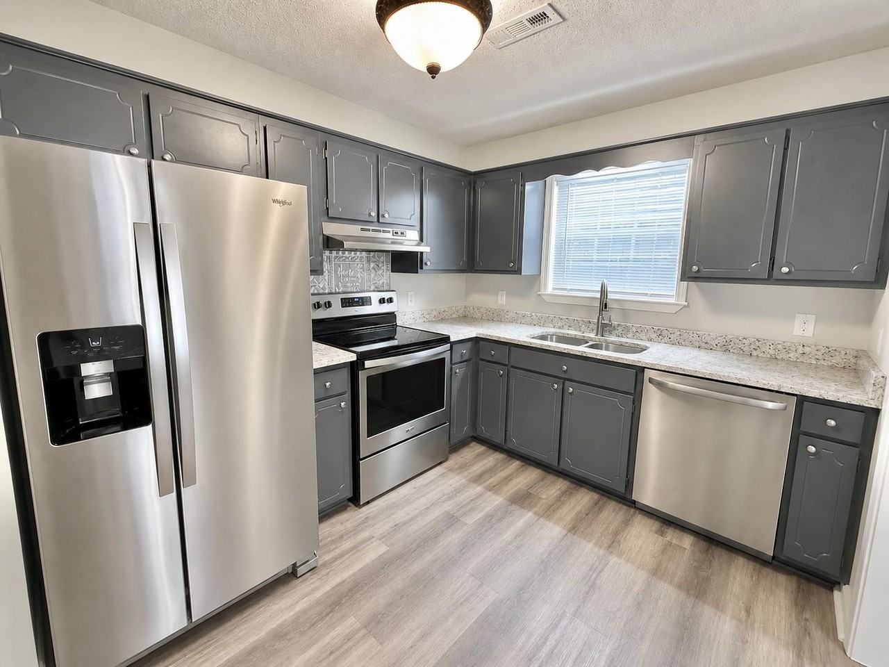1006 Creekside Pl - Photo 3 of 21