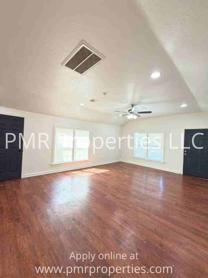 1512 Sw 8th St - Photo 2 of 6