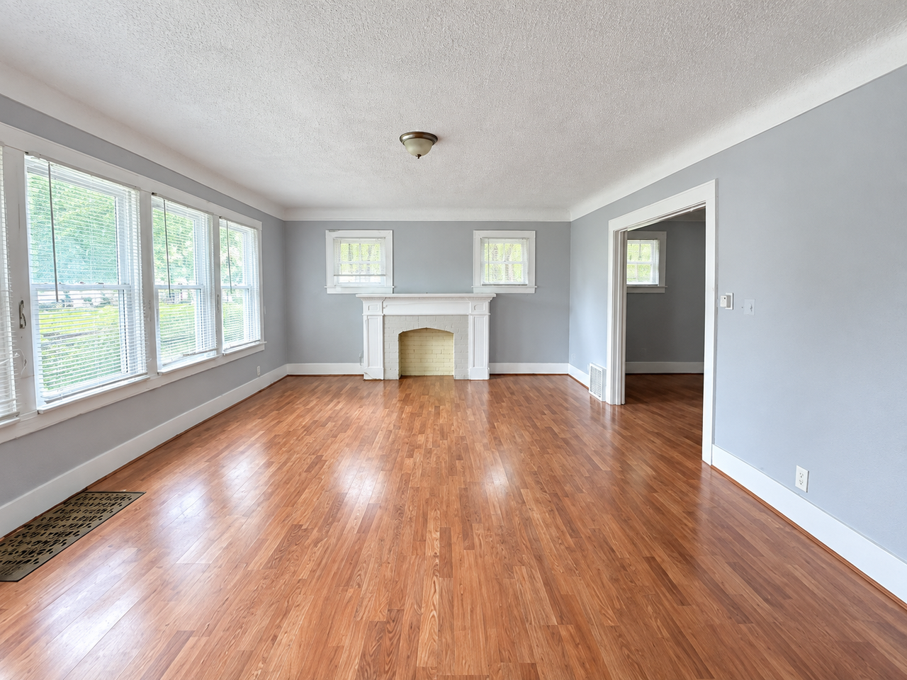 4368 Buckingham Ave - Photo 5 of 17