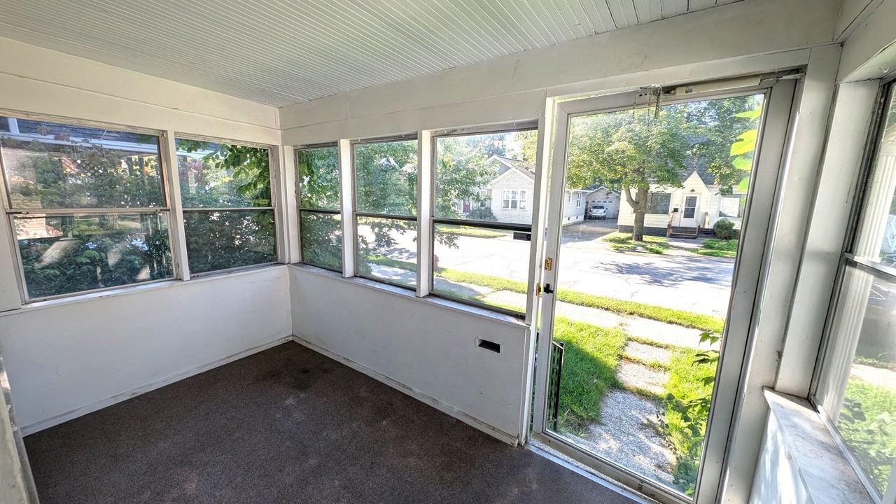 1252 Fleming Ave - Photo 2 of 15