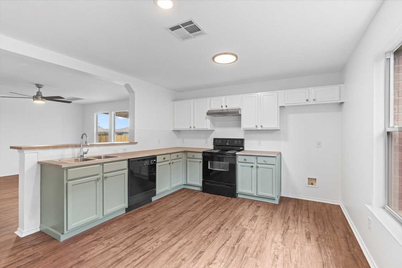 13505 Lismore Ln - Photo 7 of 36