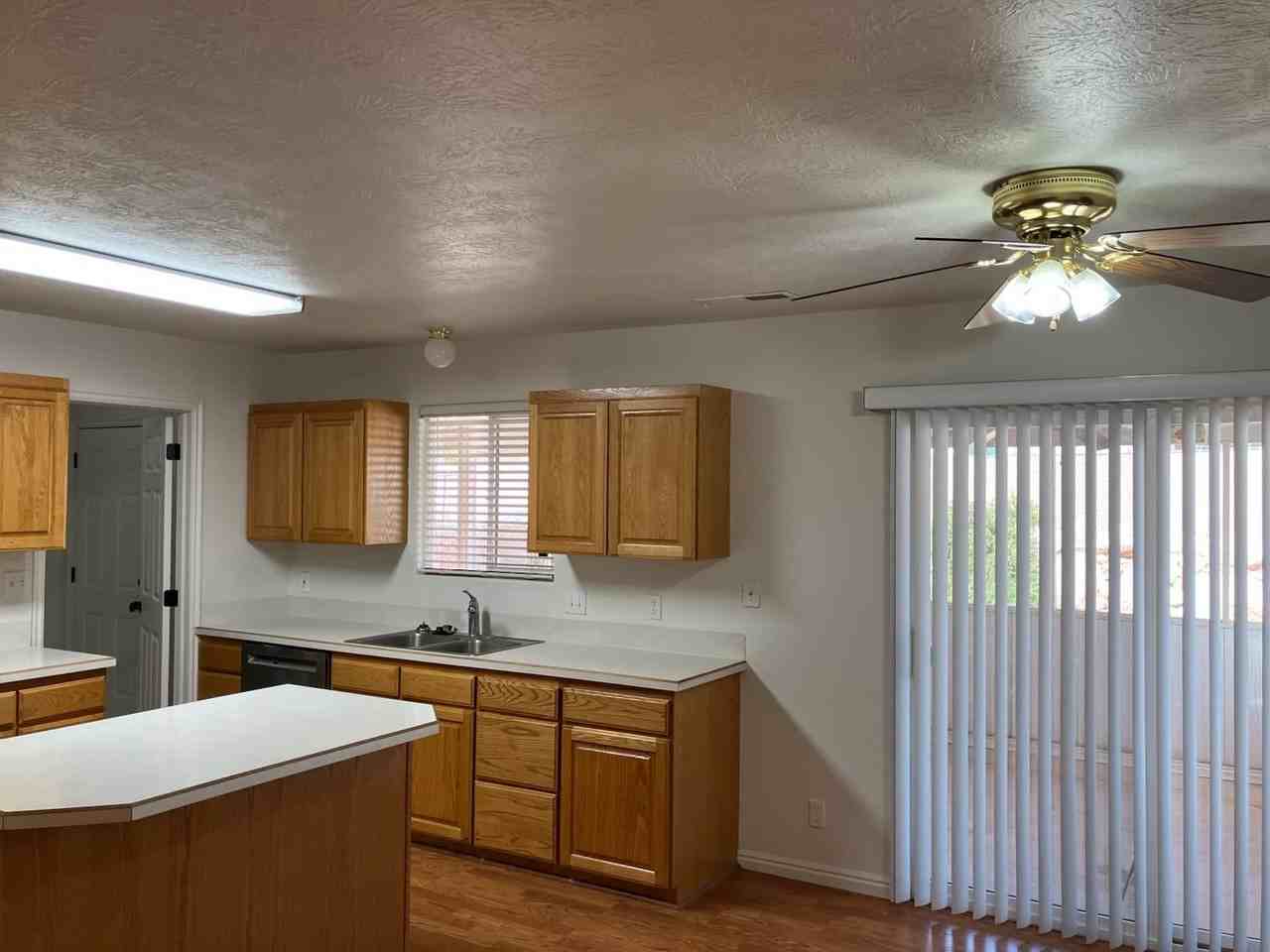 627 E Springhill Dr - Photo 2 of 15