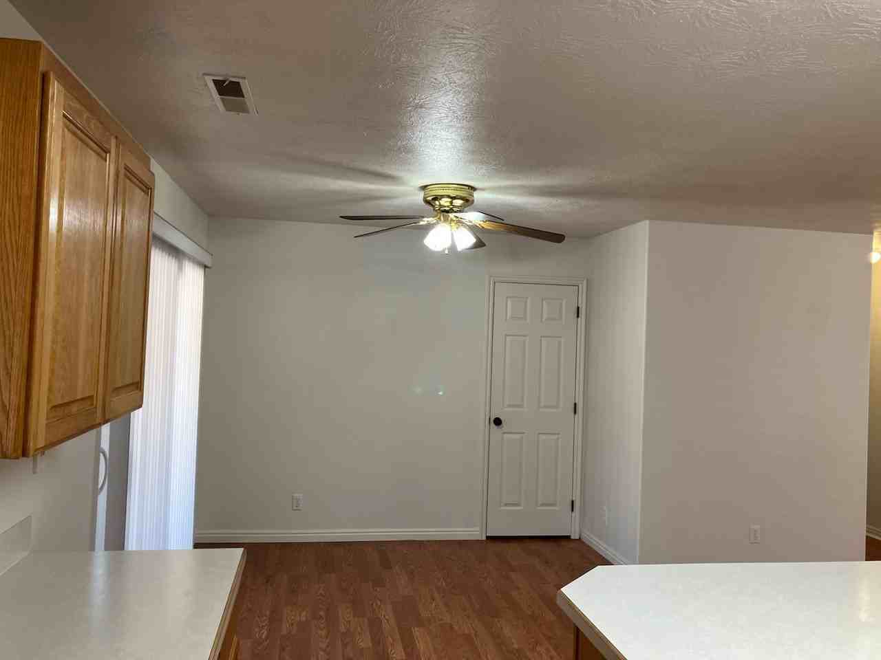 627 E Springhill Dr - Photo 3 of 15