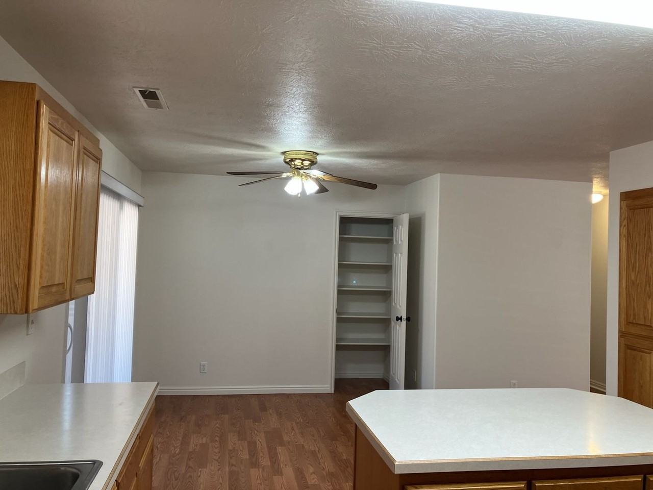 627 E Springhill Dr - Photo 4 of 15