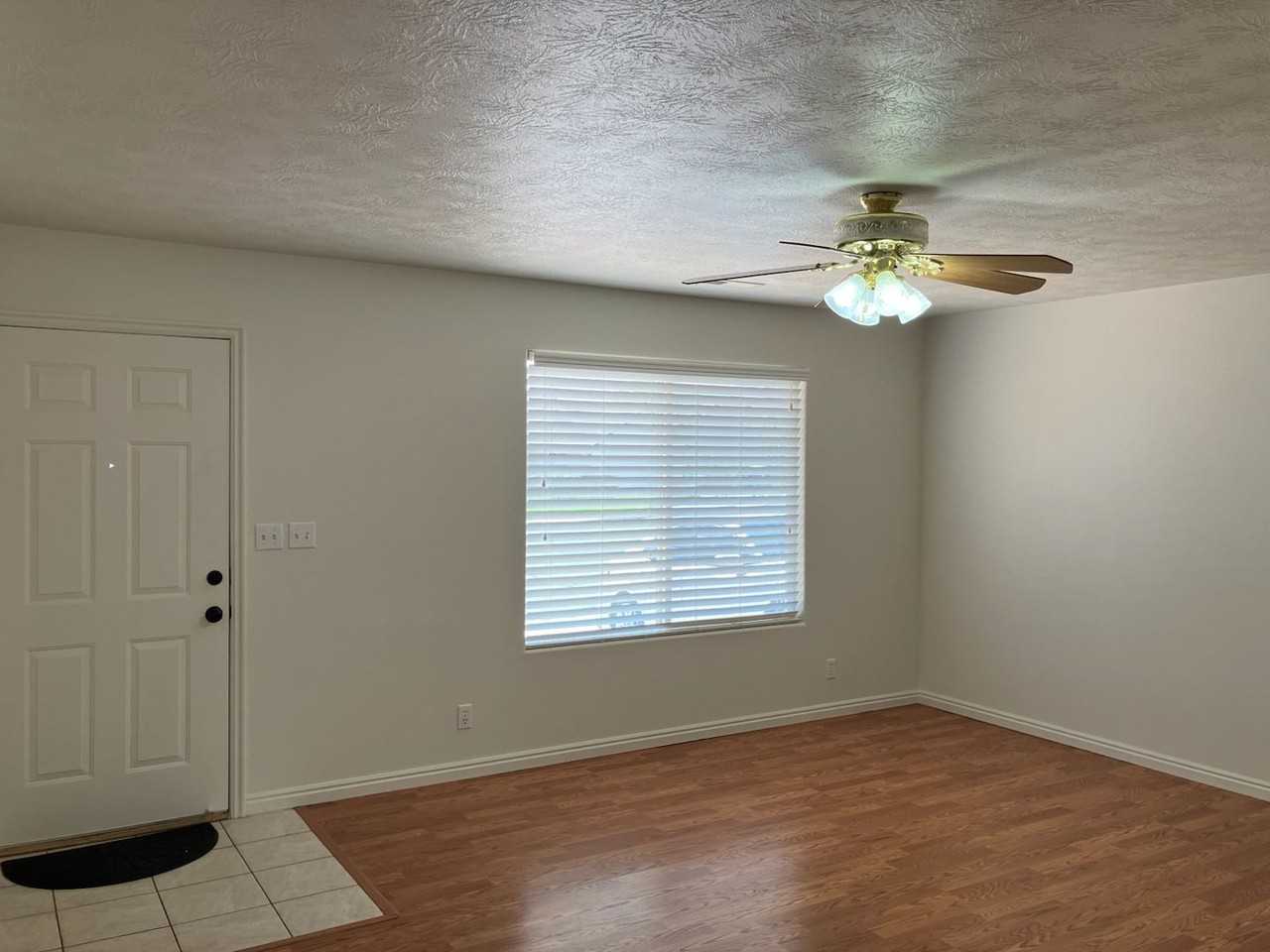 627 E Springhill Dr - Photo 6 of 15