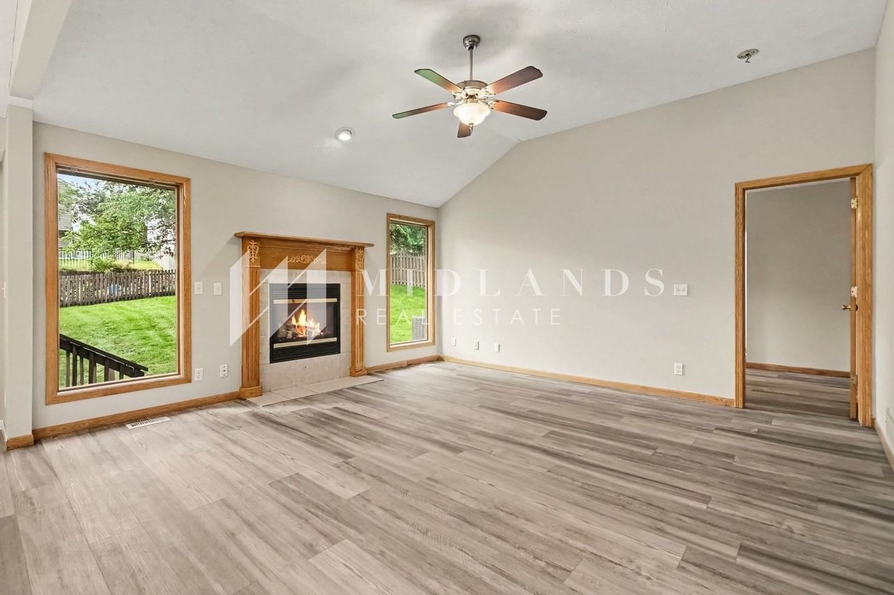 15613 Timberlane Dr - Photo 3 of 16