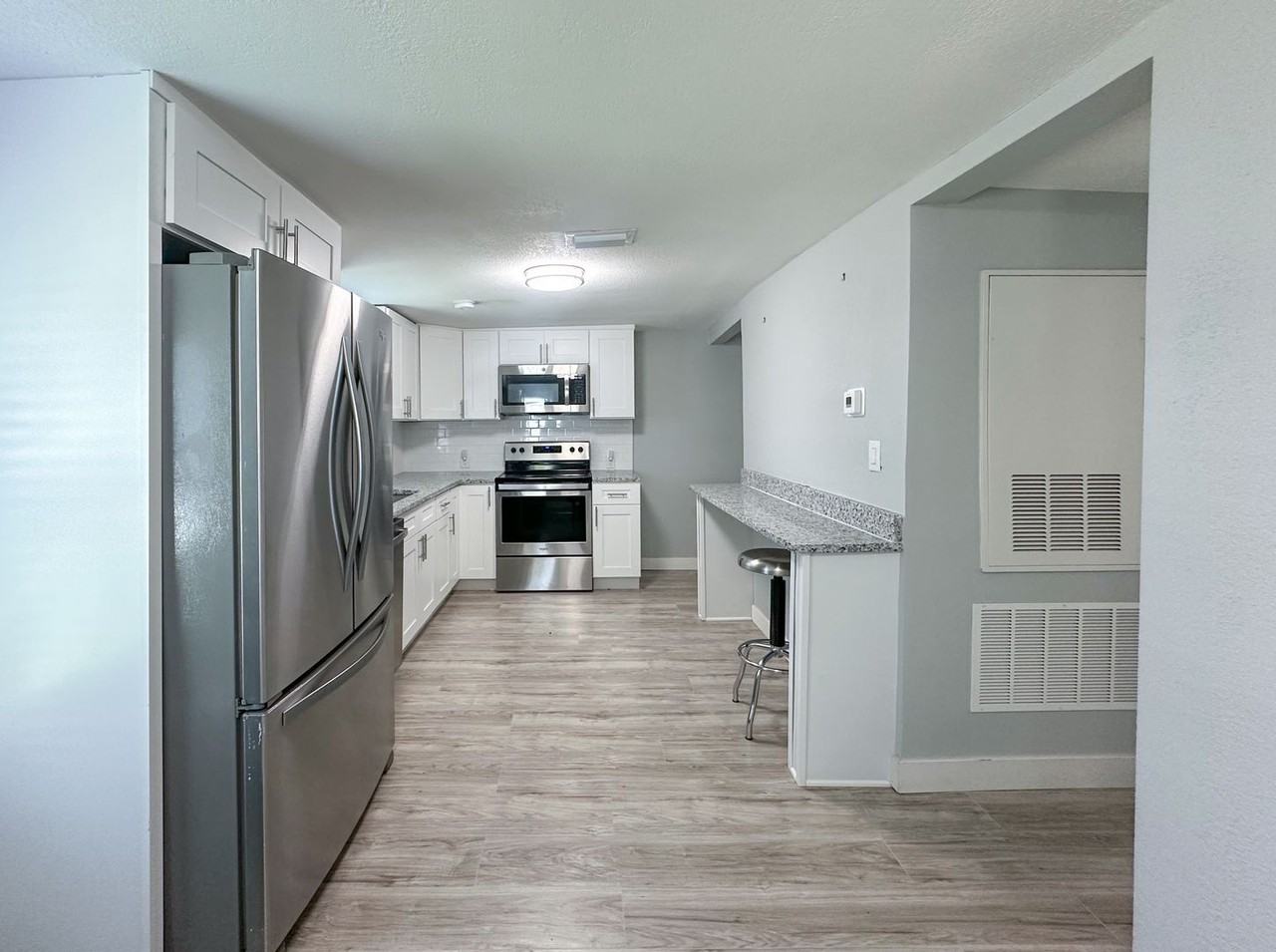 634 Foster Ave - Photo 4 of 20