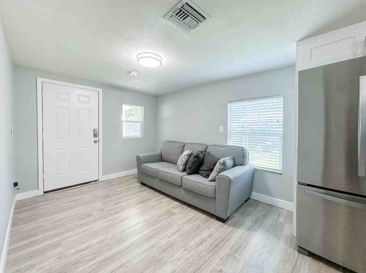 634 Foster Ave - Photo 5 of 20