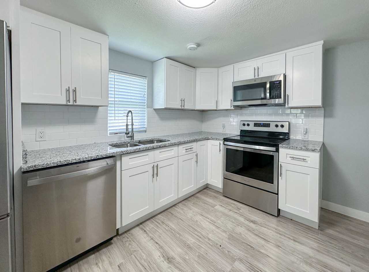 634 Foster Ave - Photo 6 of 20