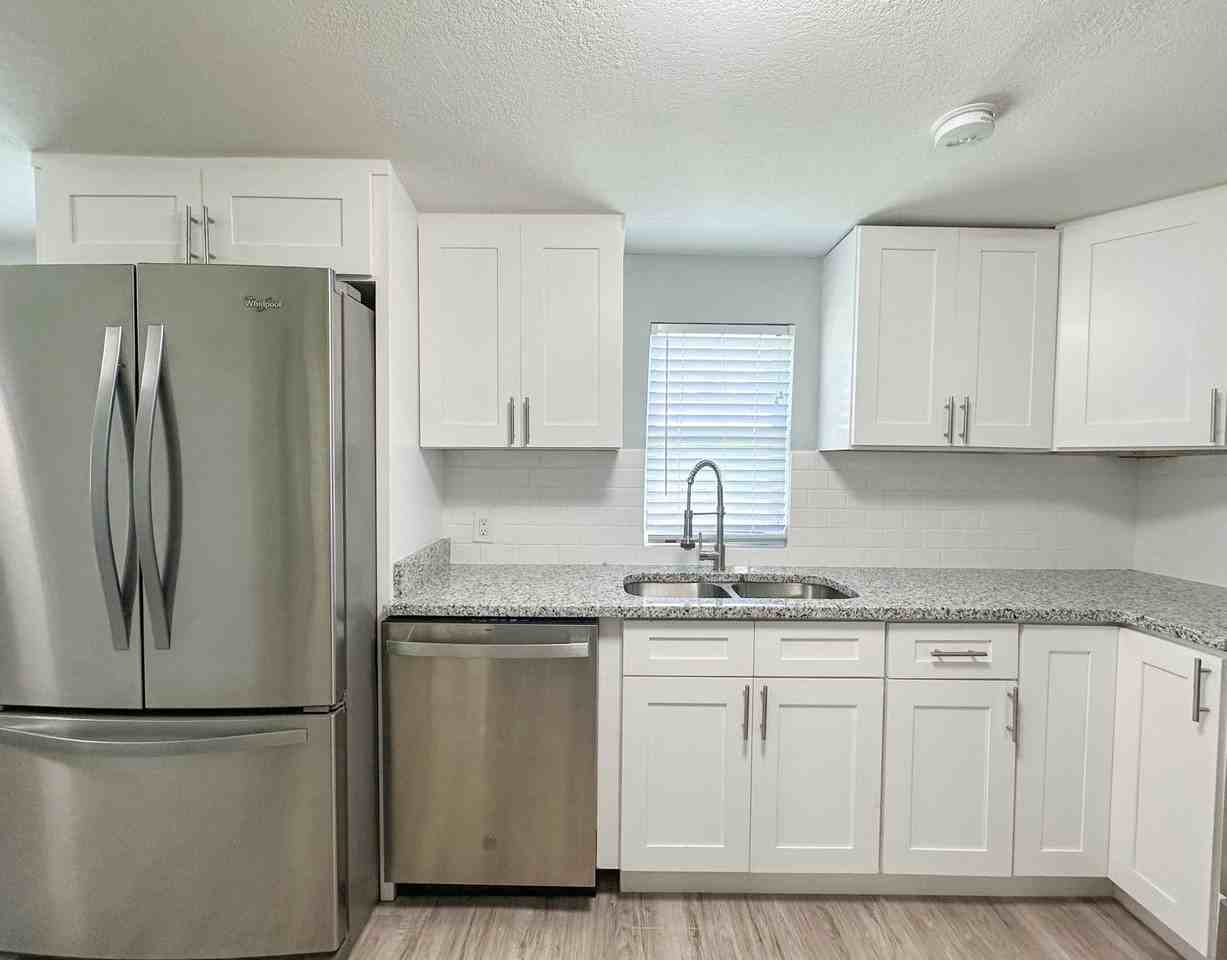 634 Foster Ave - Photo 7 of 20