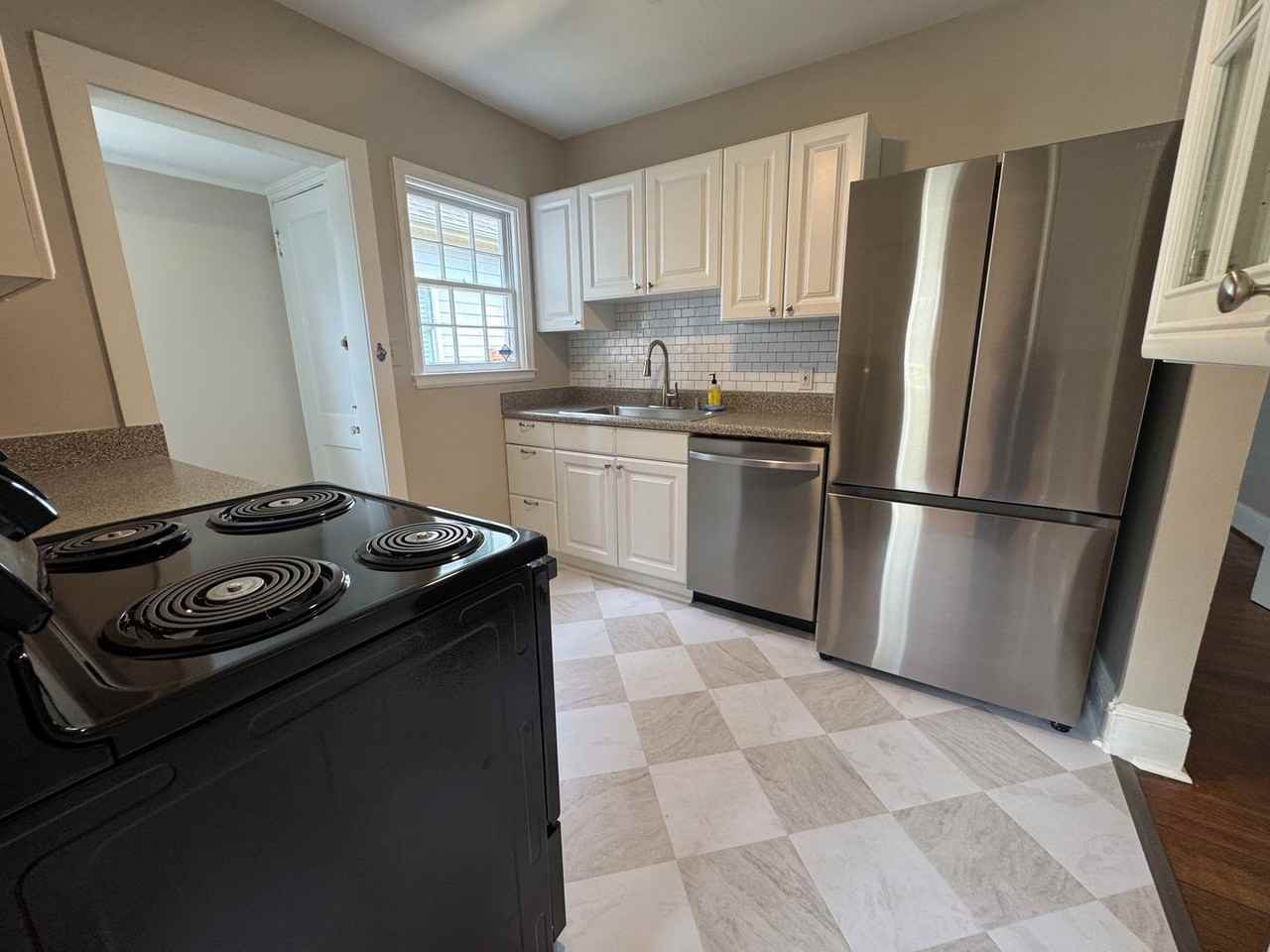 2213 Chesterfield Ave - Photo 7 of 17