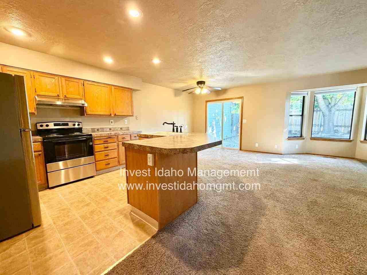 1958 S Division Ave - Photo 4 of 24