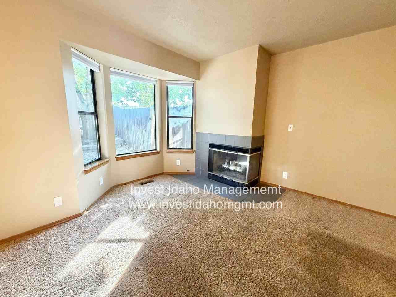 1958 S Division Ave - Photo 7 of 24