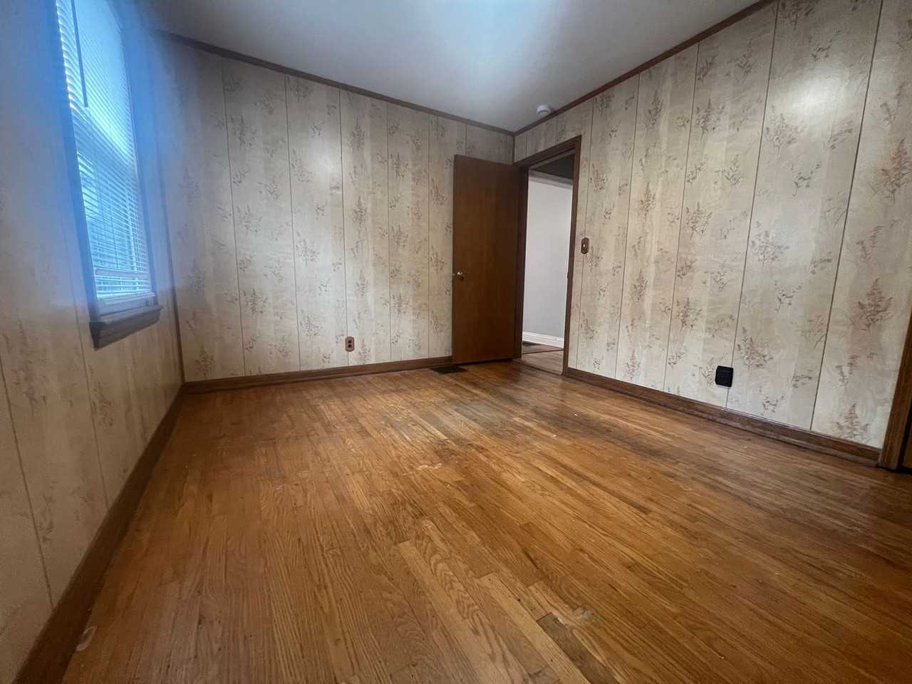 1104 Hathaway Ave - Photo 3 of 16
