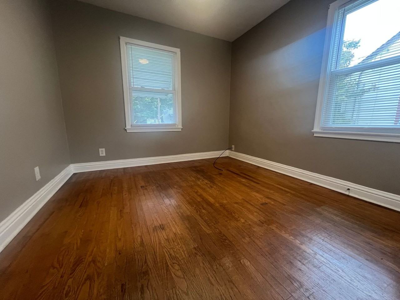 1104 Hathaway Ave - Photo 4 of 16