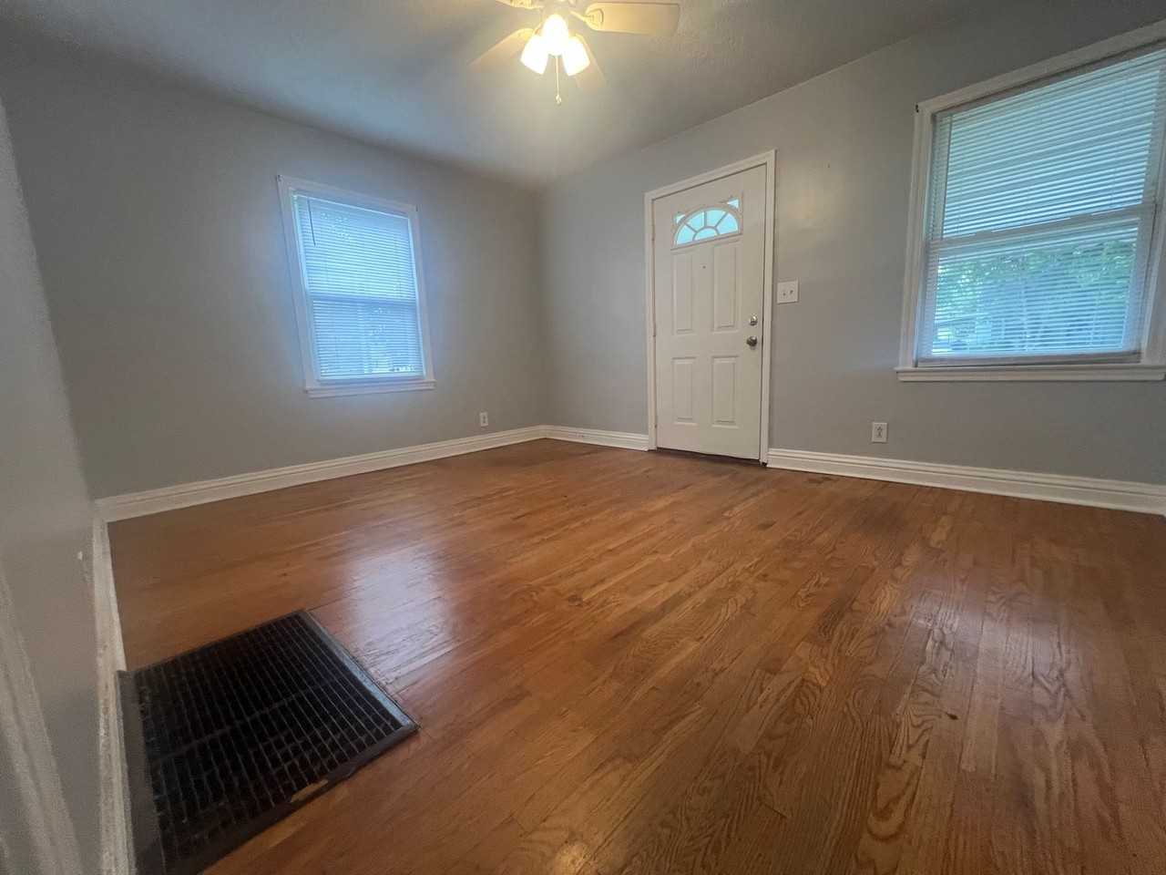 1104 Hathaway Ave - Photo 5 of 16