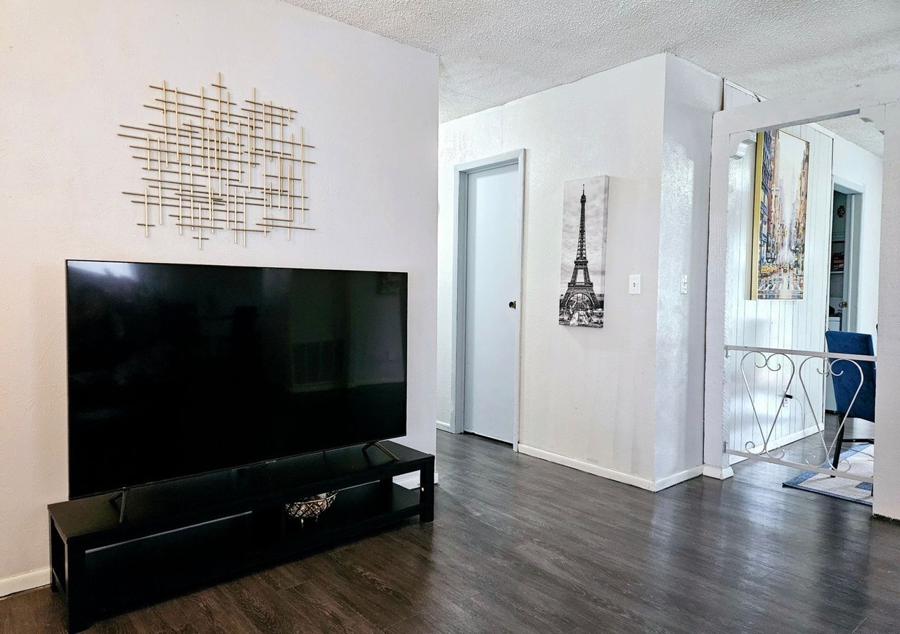 604 Mercury St - Photo 3 of 15