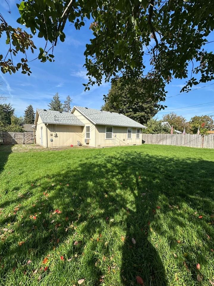 1814 N Medina St - Photo 2 of 21
