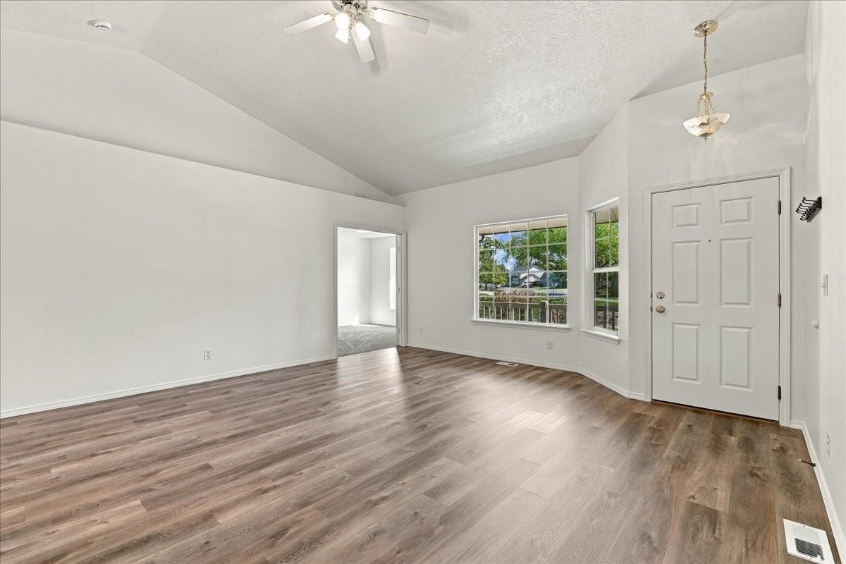 2831 N Sweetwood Ave - Photo 3 of 19