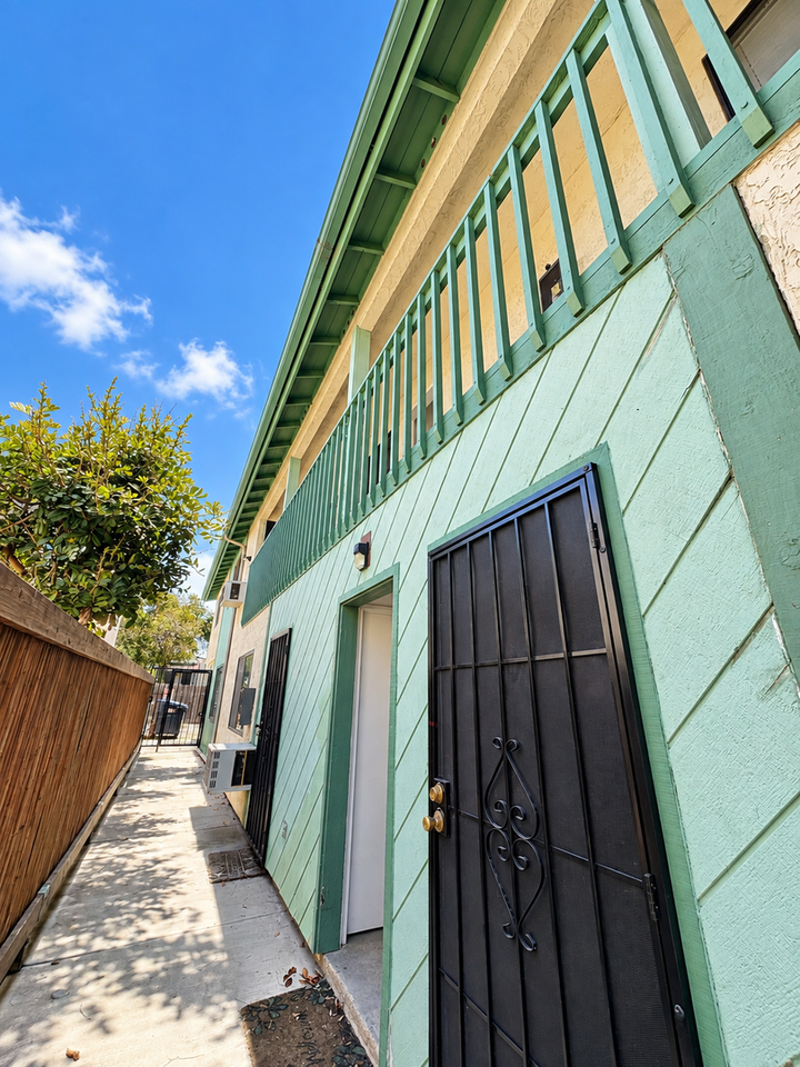 4471 48th St #D - Photo 2 of 12