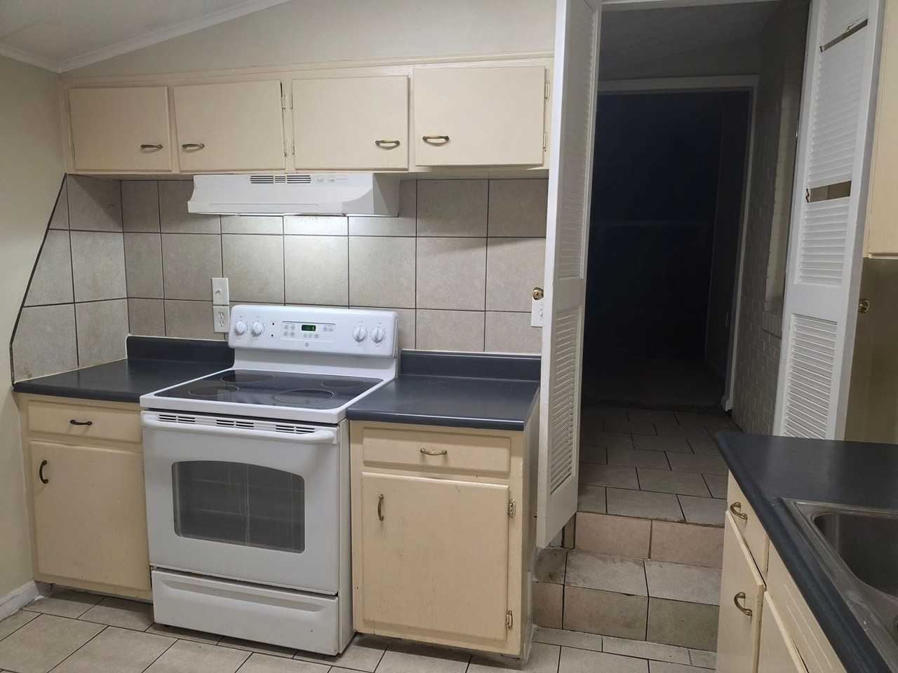 1012 Vera Dr - Photo 2 of 4
