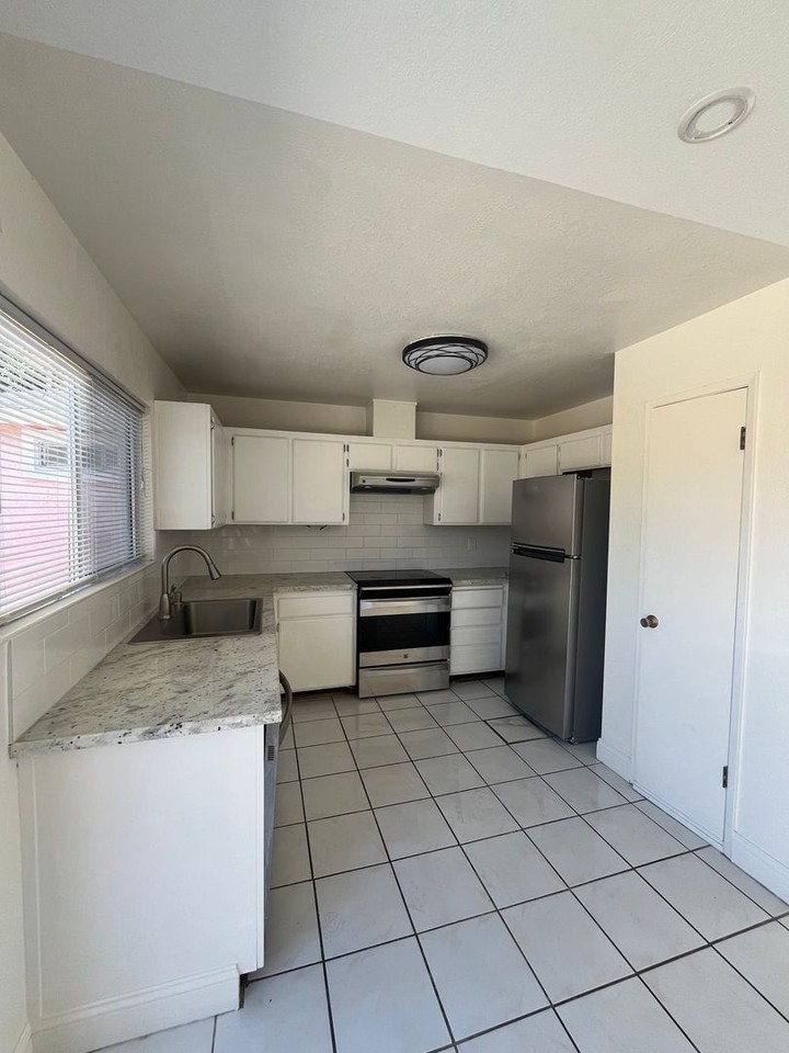 311 Yosemite Dr - Photo 2 of 18