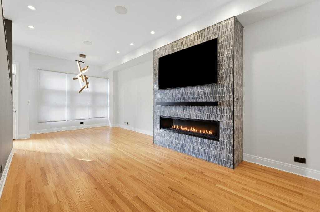 855 W Erie St - Photo 6 of 42