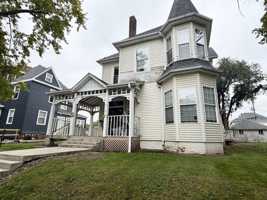 featured image of 818 N 10th St