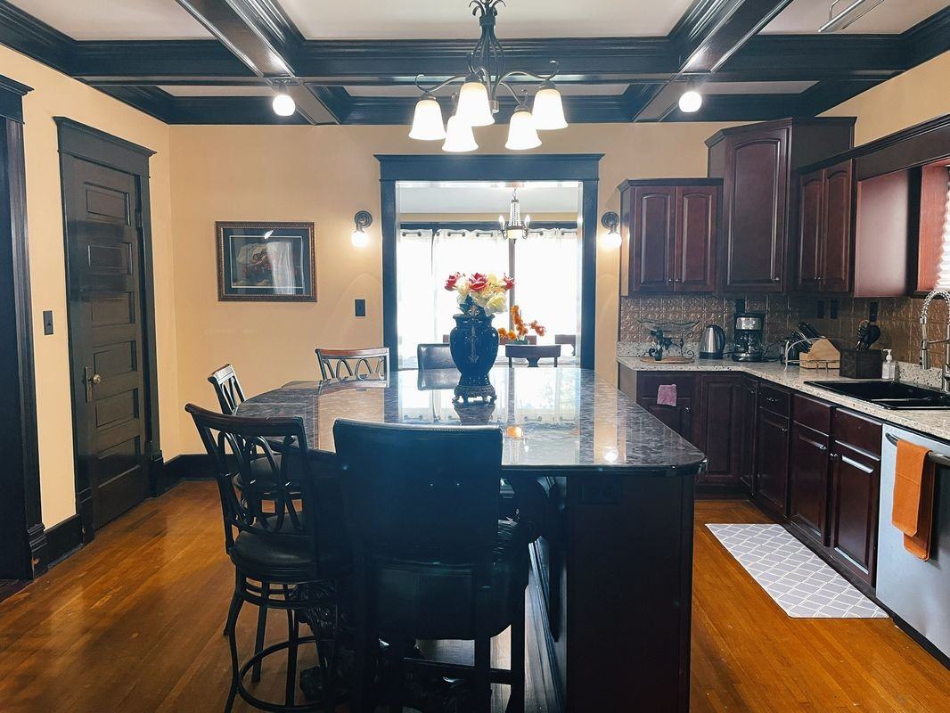 319 E Walnut St - Photo 2 of 19