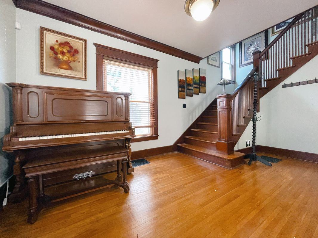 319 E Walnut St - Photo 4 of 19