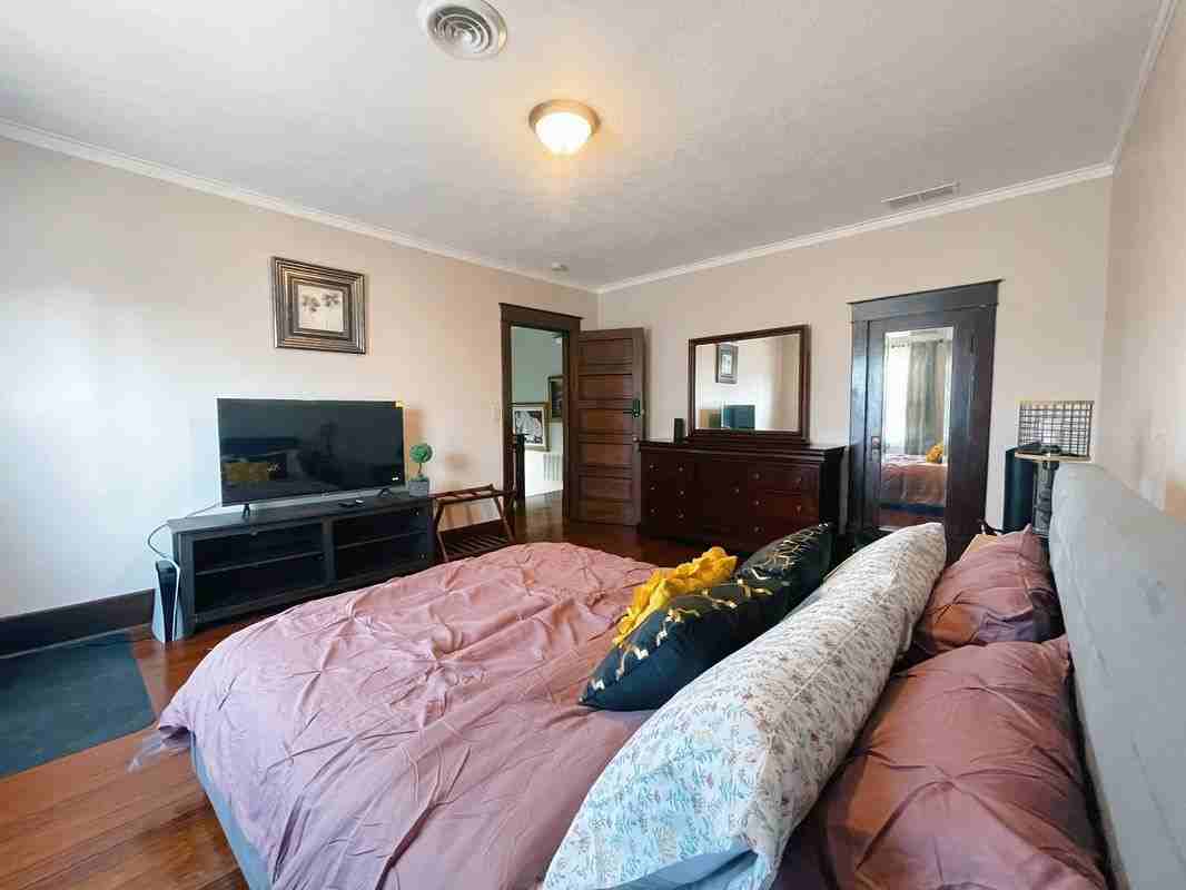 319 E Walnut St - Photo 6 of 19