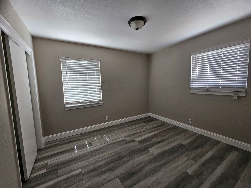 505 Shaw Ave - Photo 4 of 6