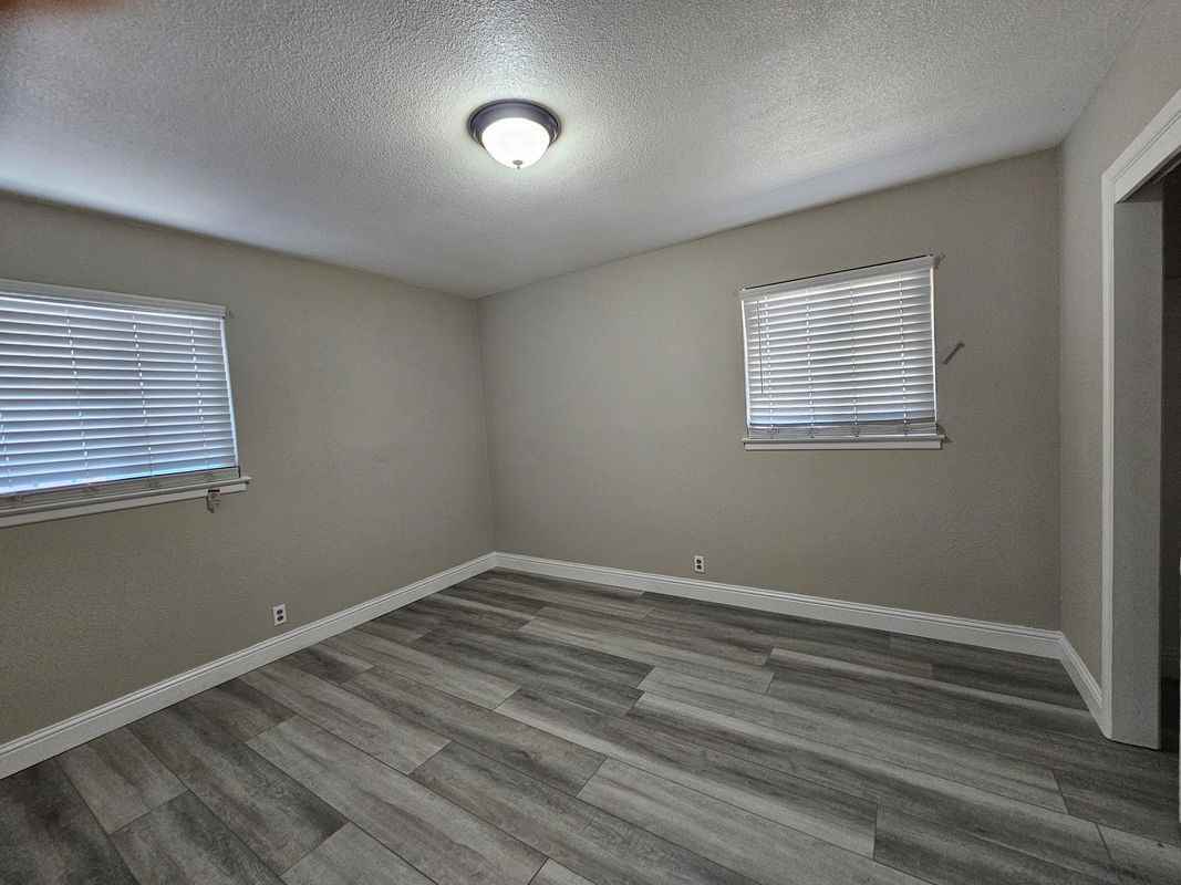 505 Shaw Ave - Photo 5 of 6