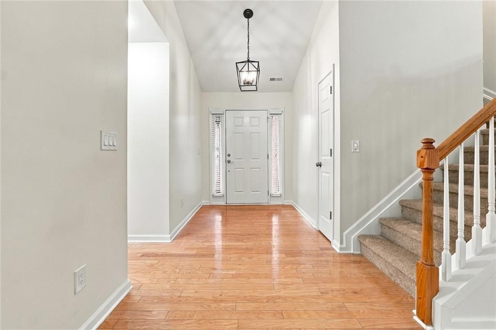 1422 Fountain Lakes Dr - Photo 3 of 25