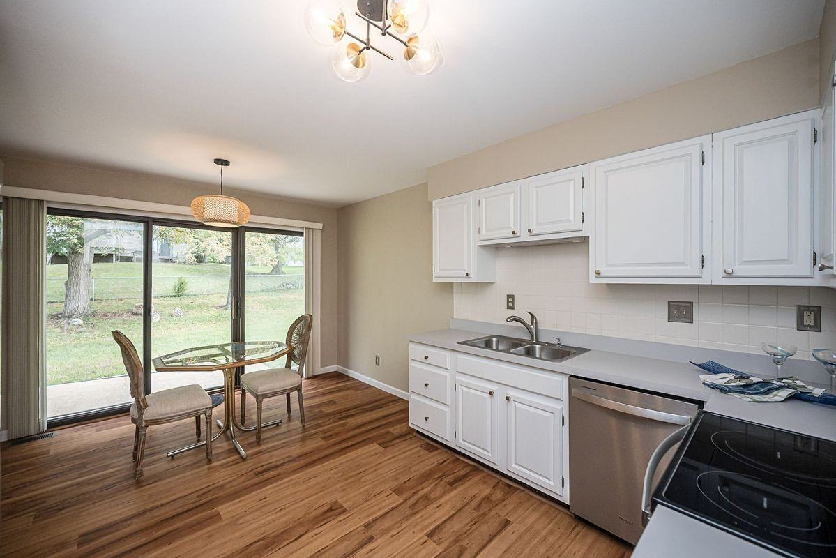 12861 Castleton Ct - Photo 3 of 8