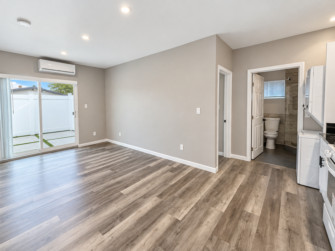 6463 Woodlake Ave - Photo 4 of 11