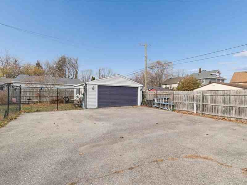 404 Pine St - Photo 3 of 3