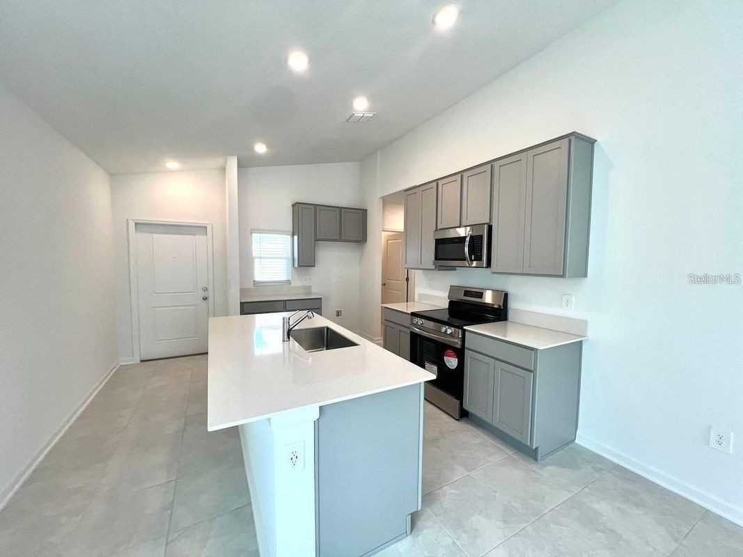 3978 Ambrose Ave - Photo 6 of 27