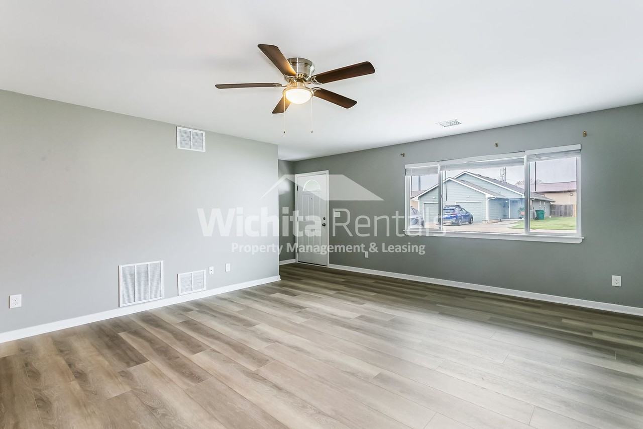 131 N Joann St - Photo 2 of 13