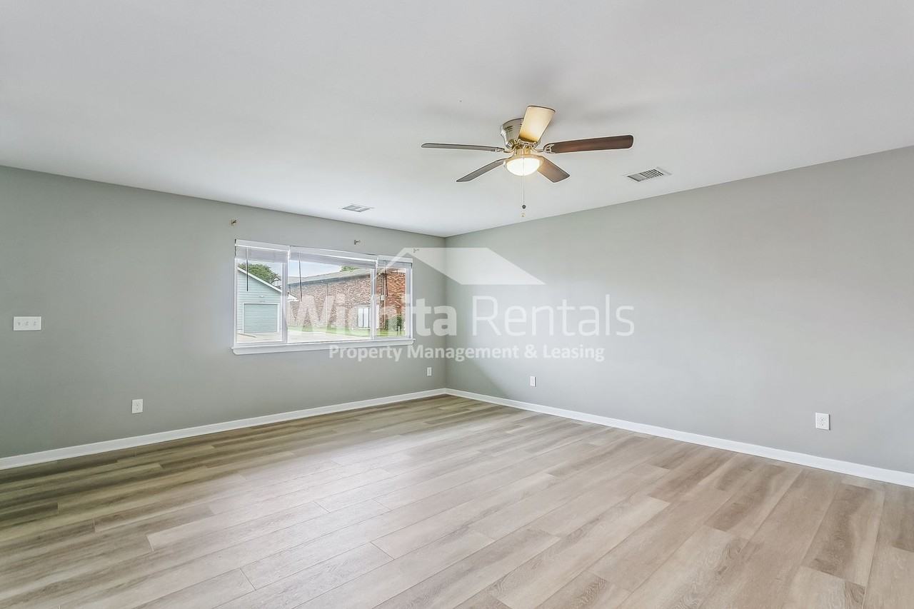 131 N Joann St - Photo 3 of 13