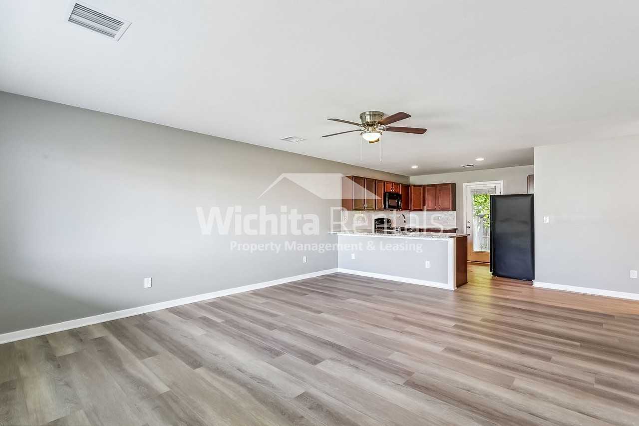 131 N Joann St - Photo 4 of 13