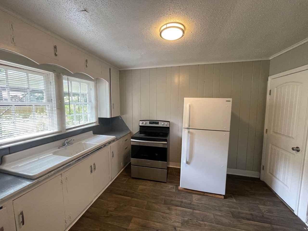 1021 Ridge Ave - Photo 4 of 9