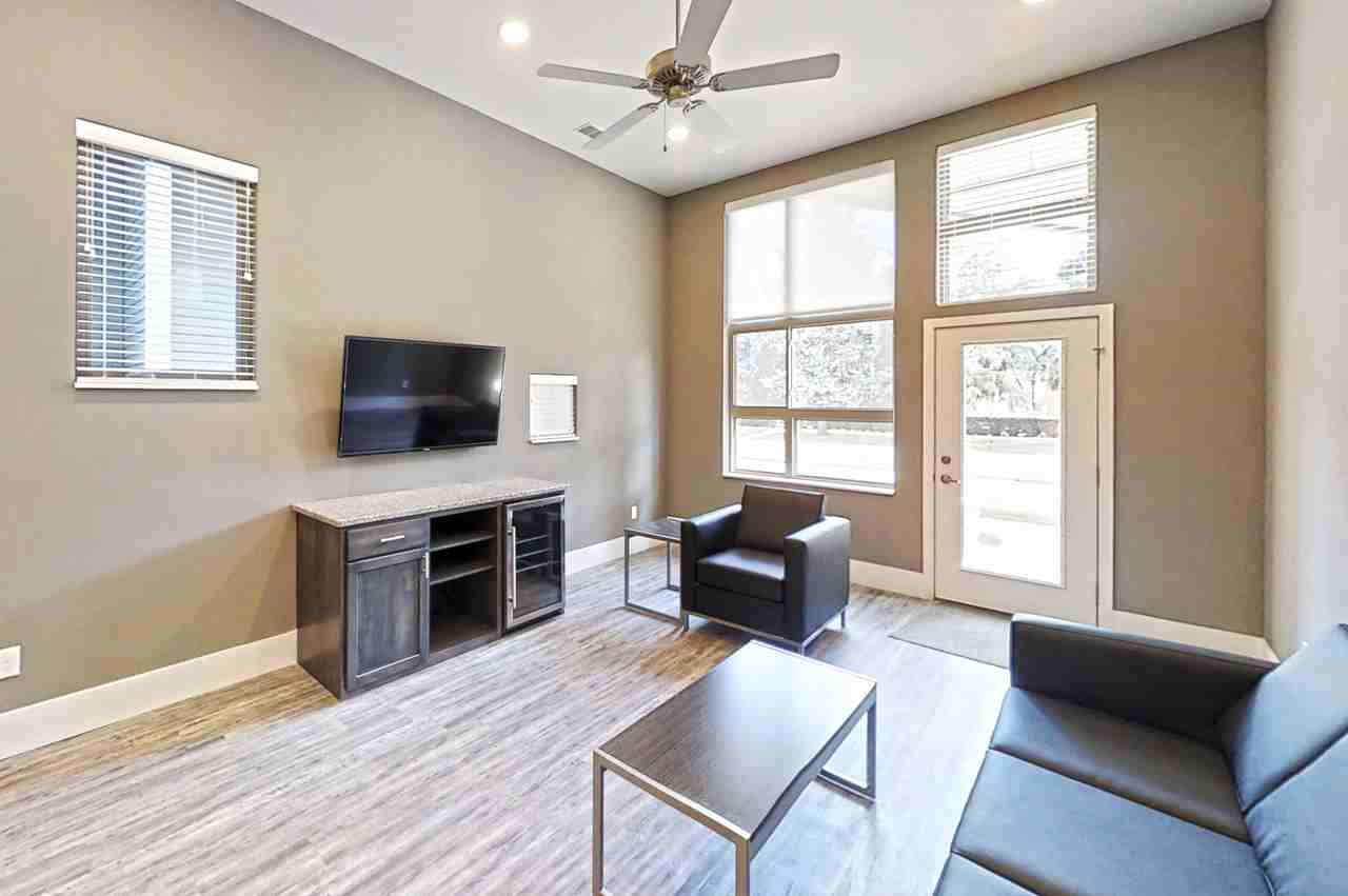 1 308½ E Clark St #1 - Photo 4 of 17