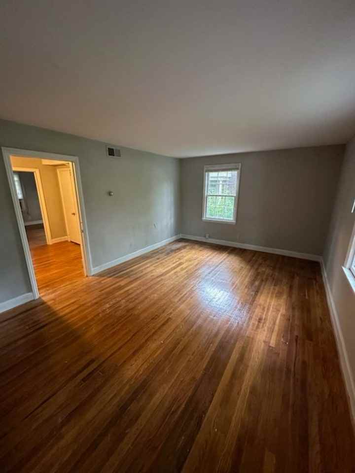 1710 Lynwood Ave - Photo 2 of 6