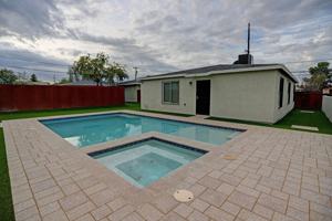 featured image of 810 E 6th St