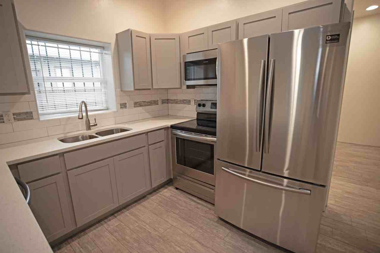 810 E 6th St - Photo 4 of 13